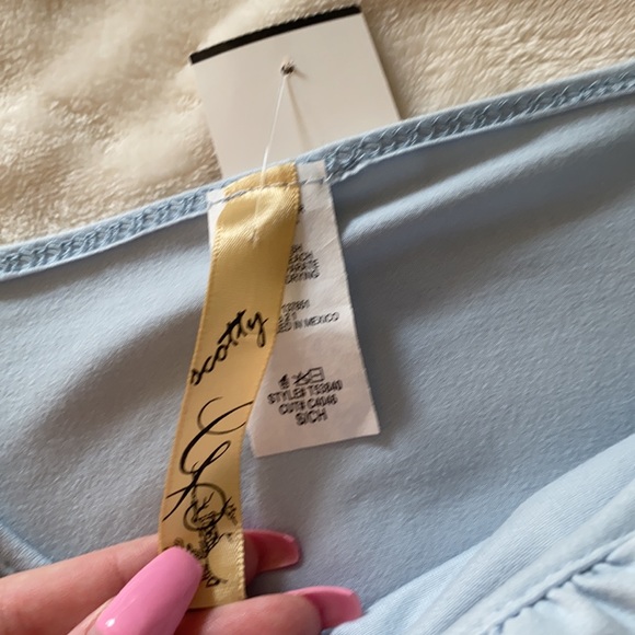 Off the Shoulder Cut Out Crop Top - Picture 3 of 4